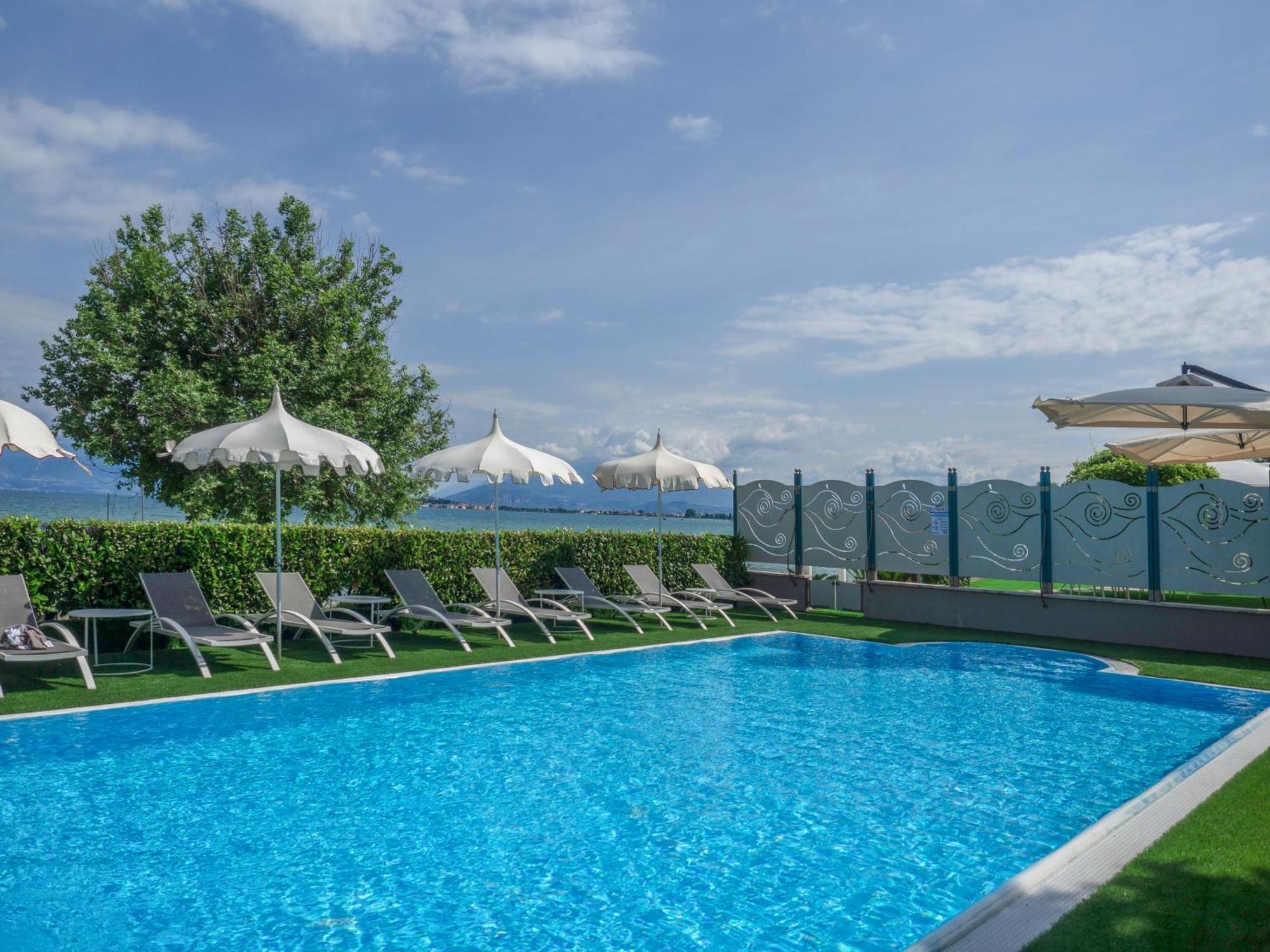 Hotel Aquila D'Oro Desenzano Дезенцано-дель-Гарда Экстерьер фото