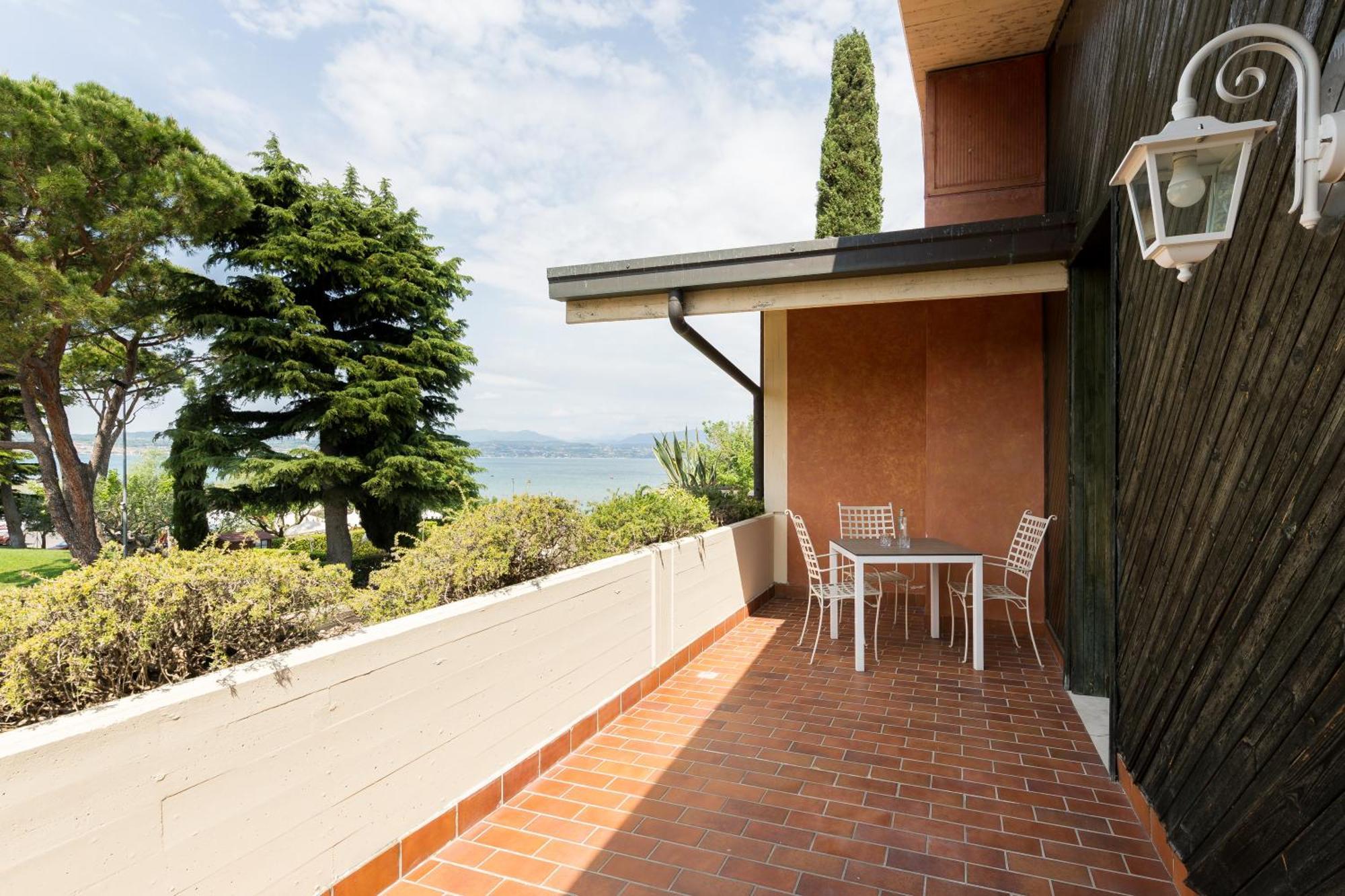 Hotel Aquila D'Oro Desenzano Дезенцано-дель-Гарда Экстерьер фото