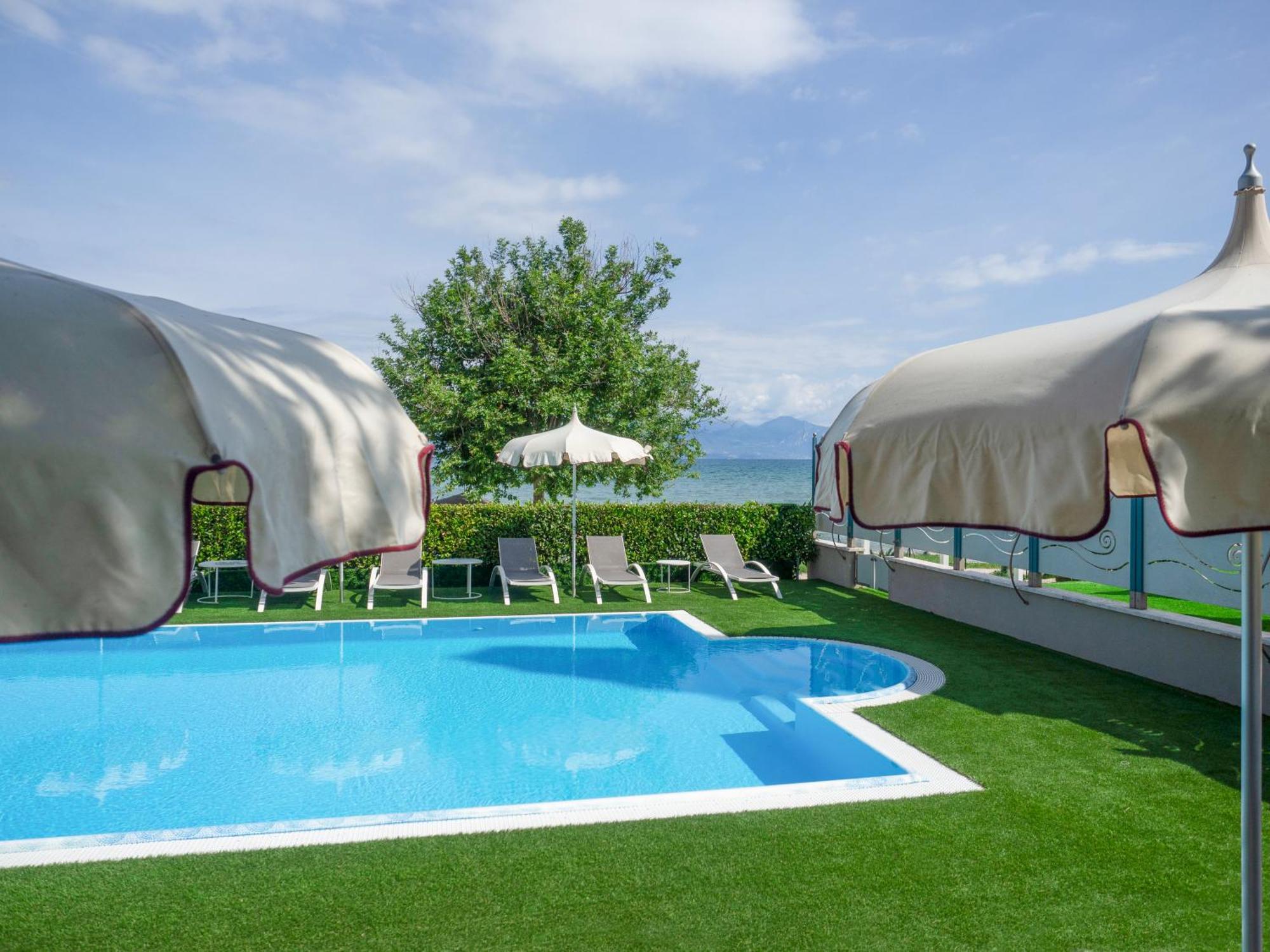 Hotel Aquila D'Oro Desenzano Дезенцано-дель-Гарда Экстерьер фото