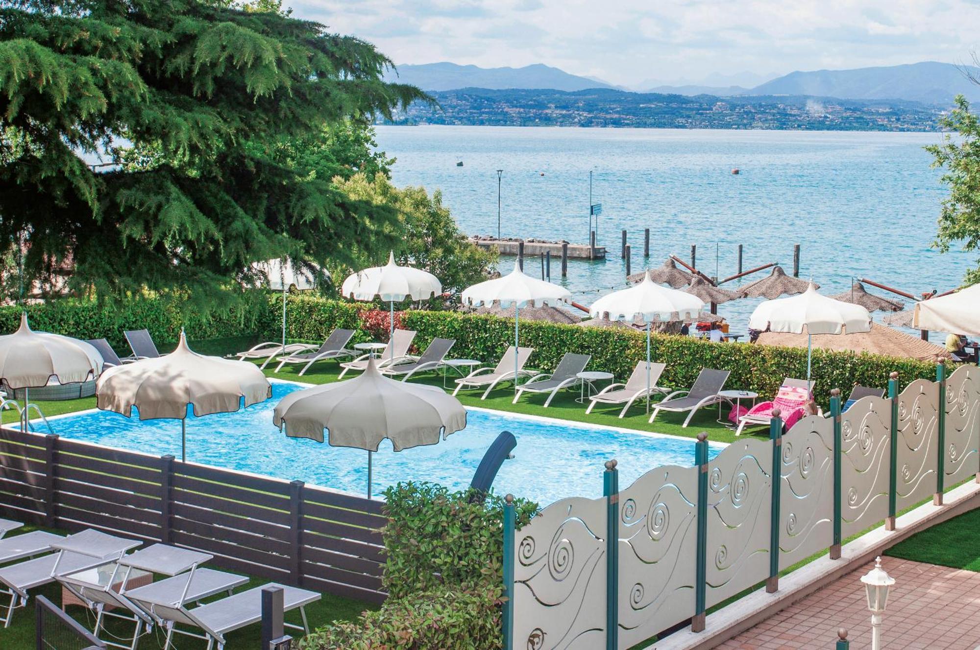 Hotel Aquila D'Oro Desenzano Дезенцано-дель-Гарда Экстерьер фото
