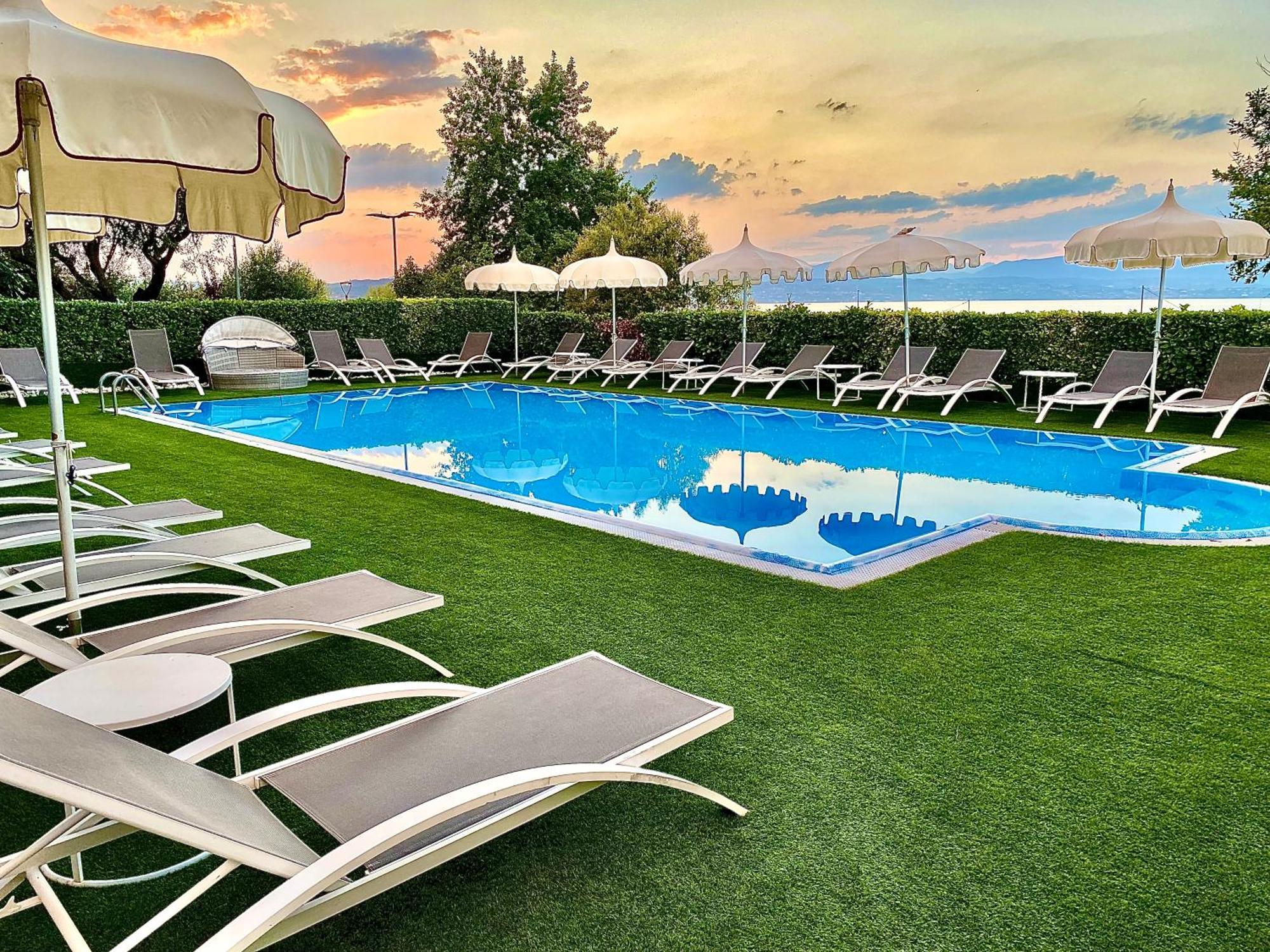 Hotel Aquila D'Oro Desenzano Дезенцано-дель-Гарда Экстерьер фото