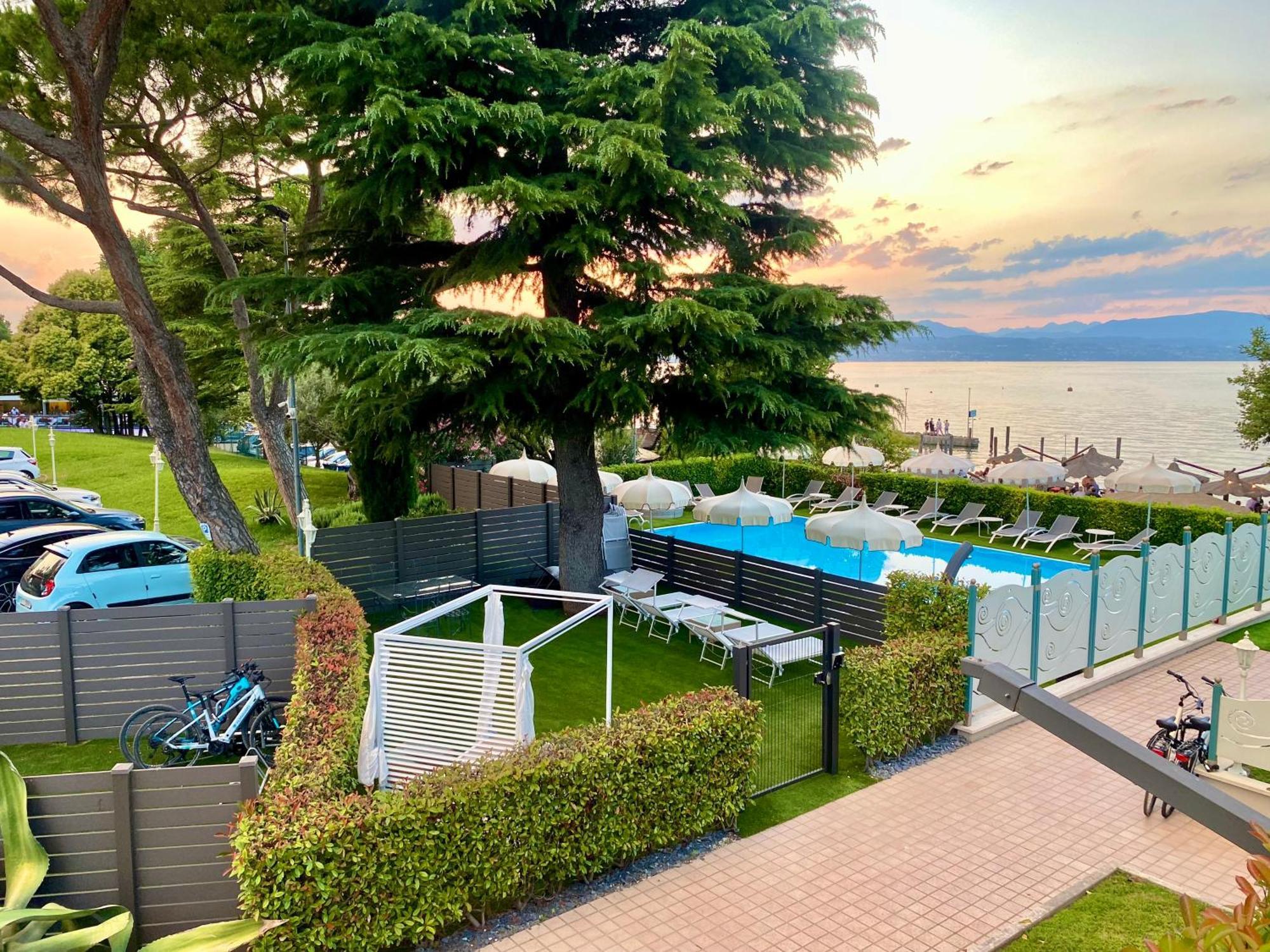 Hotel Aquila D'Oro Desenzano Дезенцано-дель-Гарда Экстерьер фото