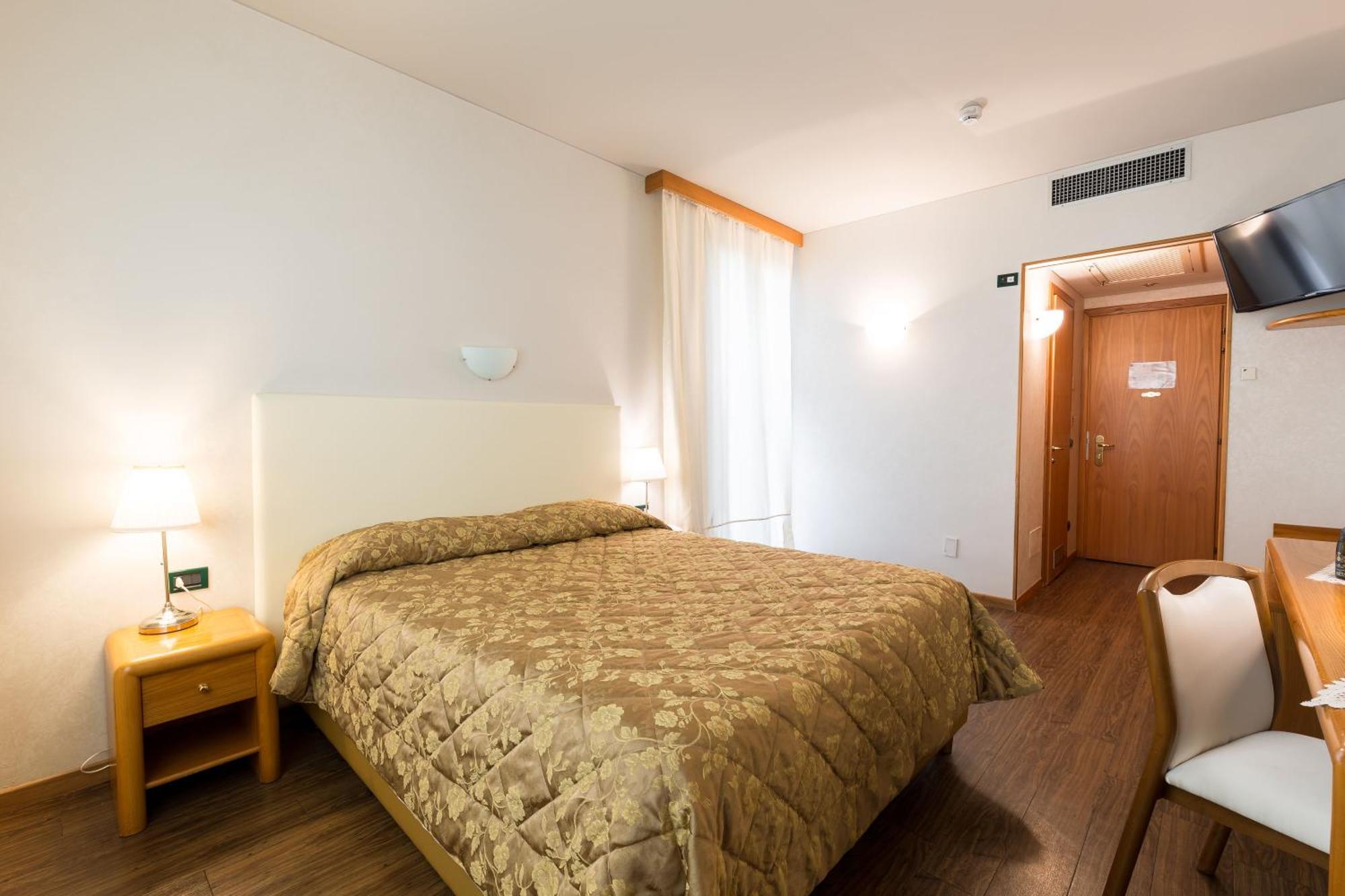 Hotel Aquila D'Oro Desenzano Дезенцано-дель-Гарда Экстерьер фото