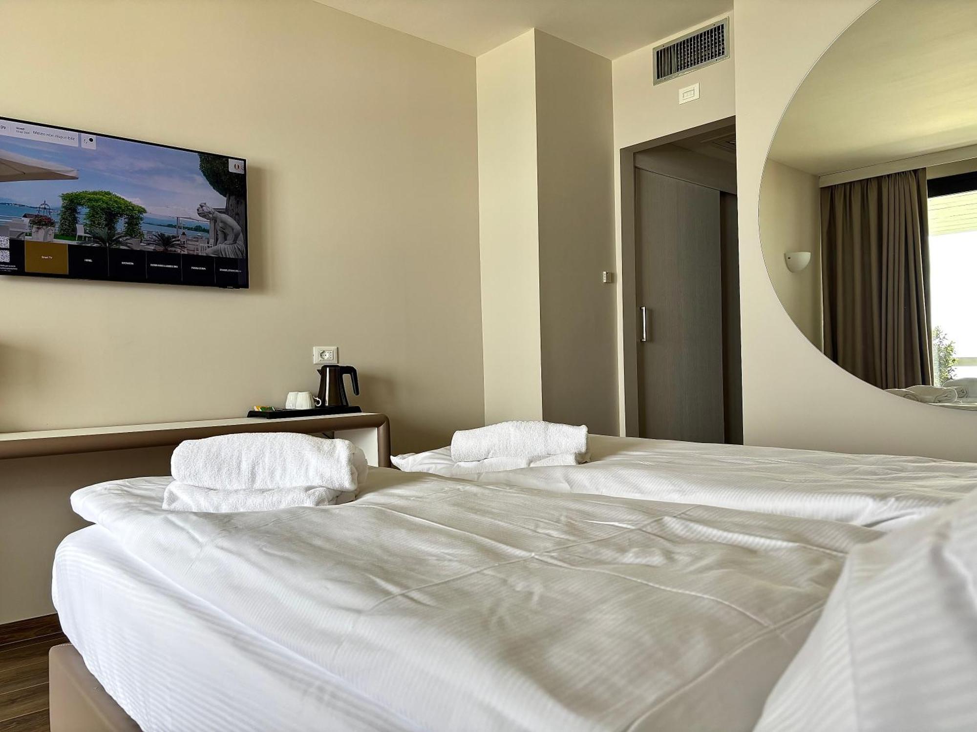 Hotel Aquila D'Oro Desenzano Дезенцано-дель-Гарда Экстерьер фото