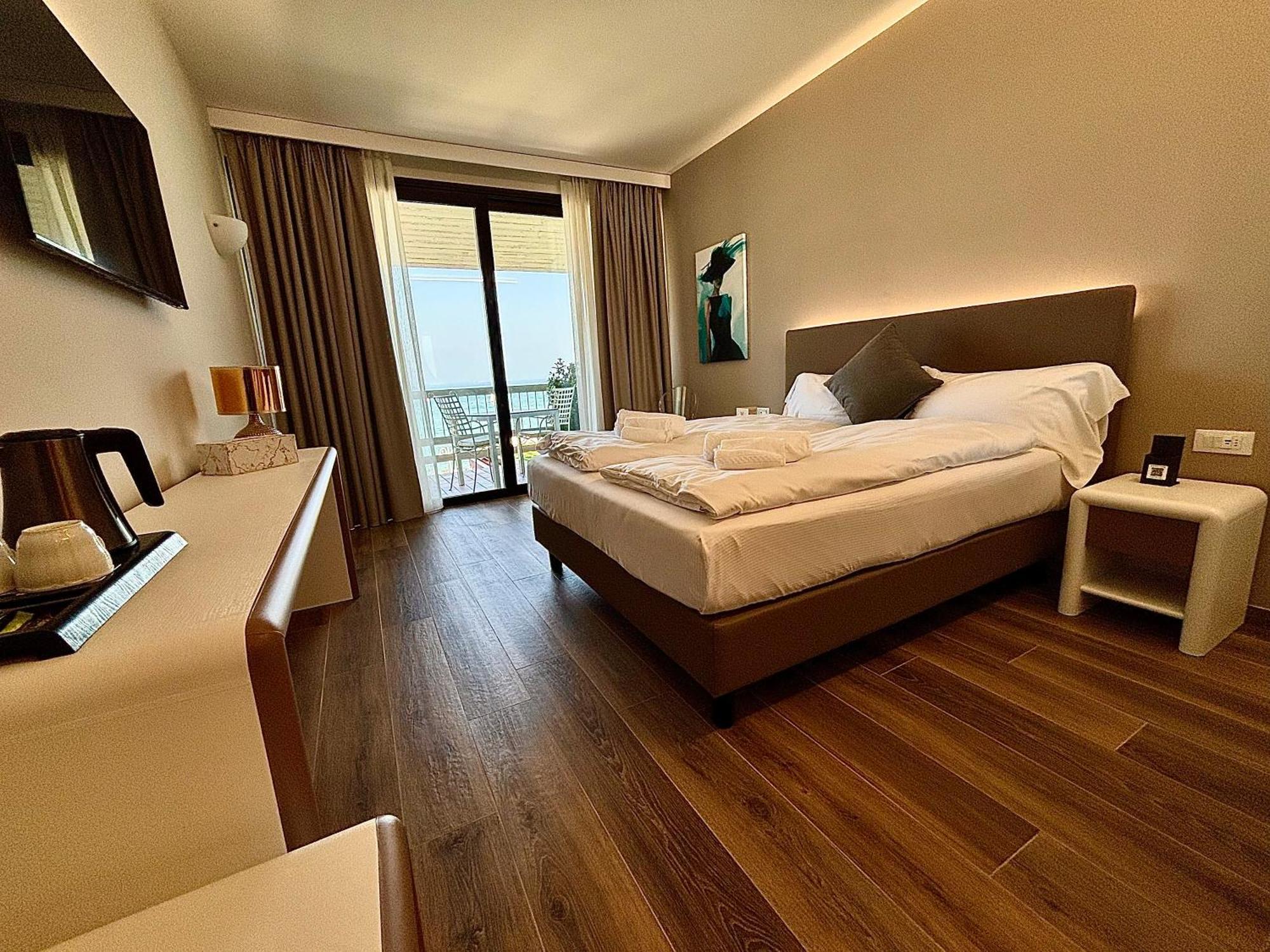 Hotel Aquila D'Oro Desenzano Дезенцано-дель-Гарда Экстерьер фото
