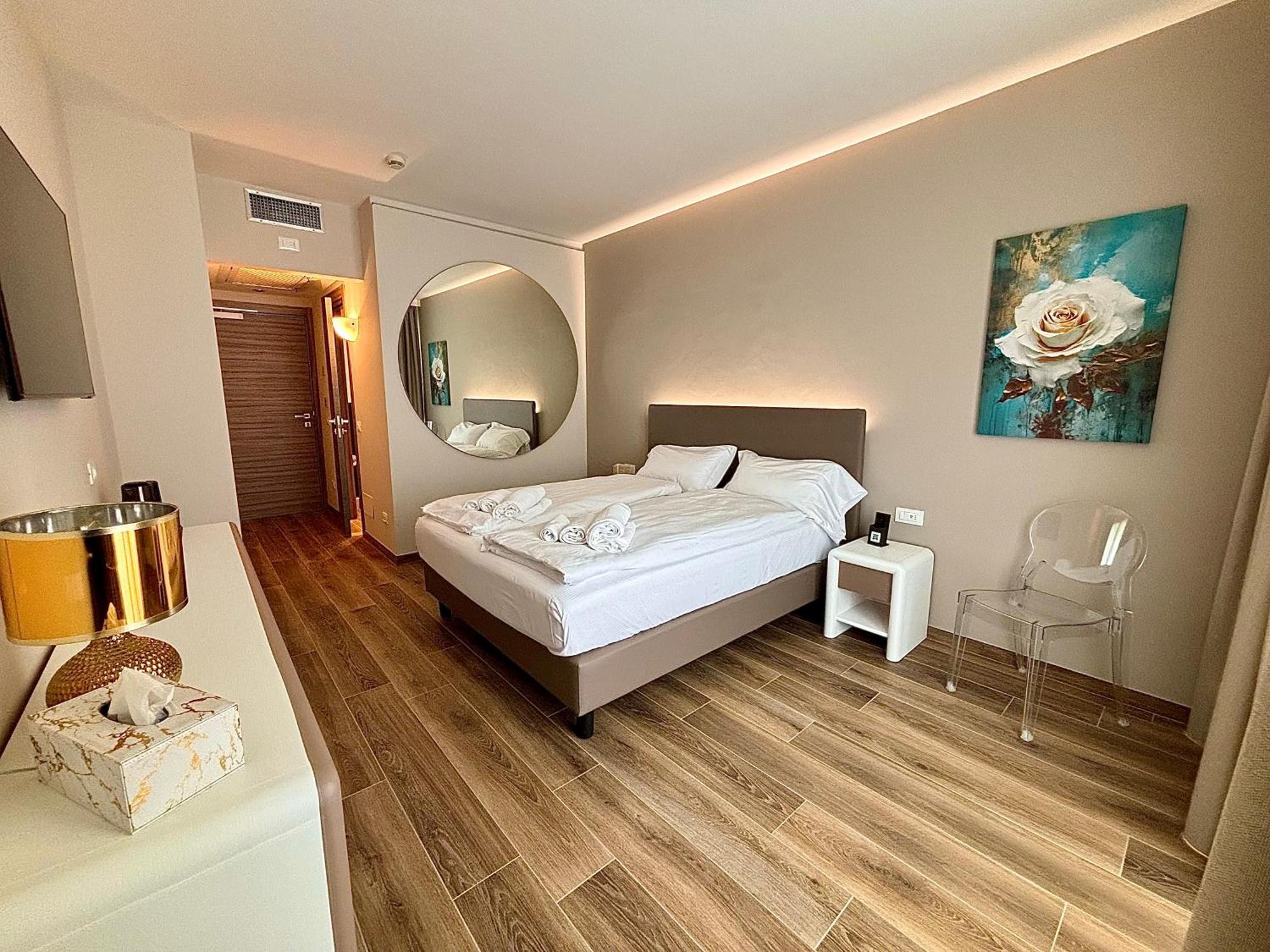 Hotel Aquila D'Oro Desenzano Дезенцано-дель-Гарда Экстерьер фото